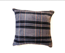 Laden Sie das Bild in den Galerie-Viewer, Blue Cushion